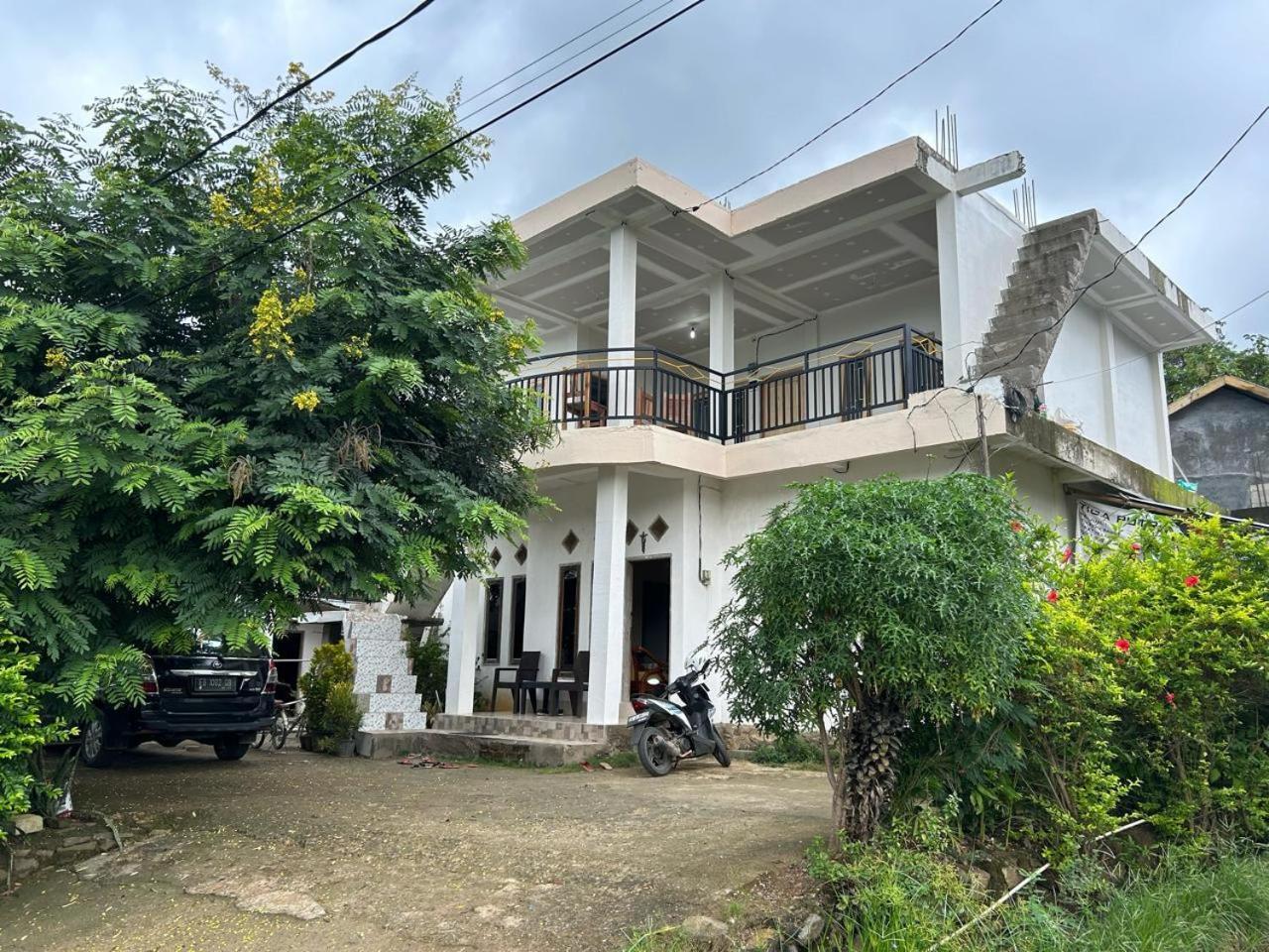Four-G Home Stay & Komodo Tour Labuan Bajo Exterior foto